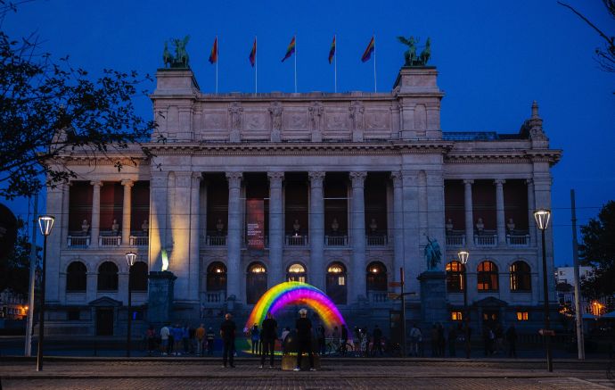 Regenboog projectie voor Stad Antwerpen